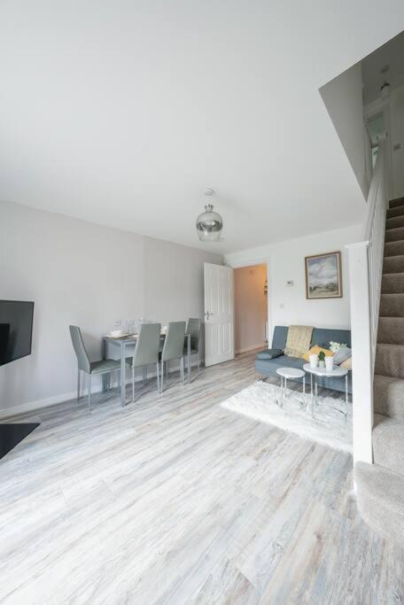 Stylish 2-Bed Home - For Company Contractor And Leisure Stays - Nec, Airport, Hs2, Contractors, Resort World Birmingham Exteriör bild
